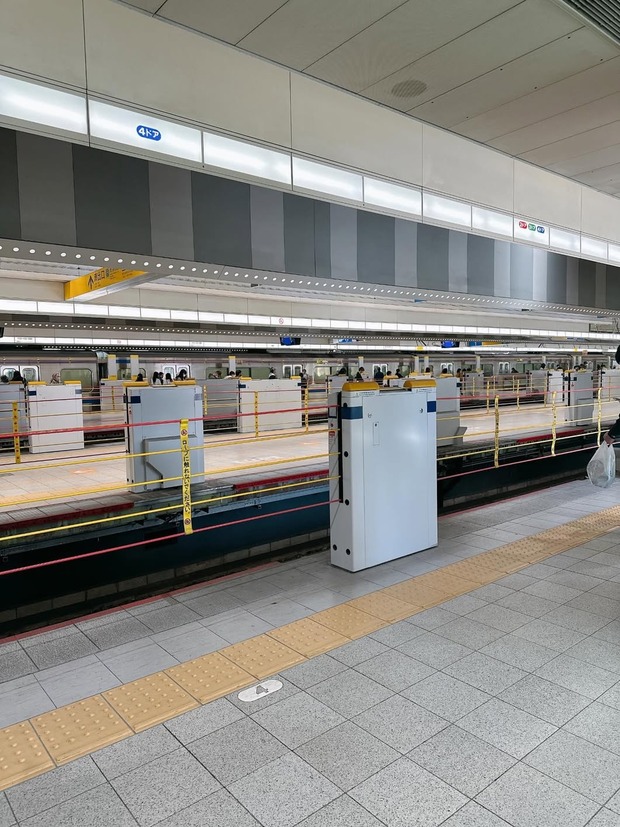 大阪電車「ホームドアは高いねんけど、やってる感は欲しいな…せやっ！」