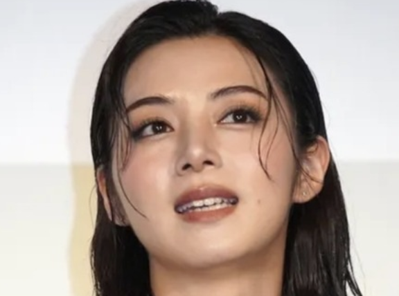 【画像】池田エライザ（29）のナマ腋www