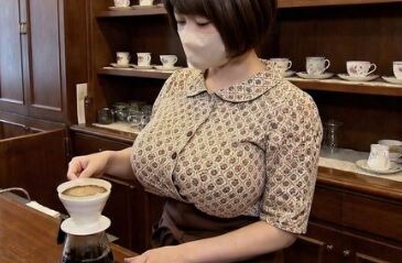 【画像】喫茶店の女店員さん、胸が大きすぎて客が殺到www