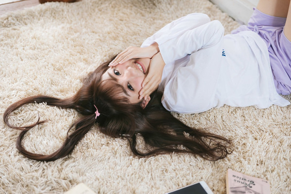 【画像】慌てて『谷間』を隠す女の子たちwww