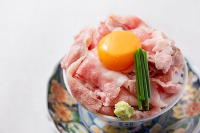 【画像】生牛丼、マジで流行るwww
