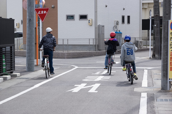 【衝撃】警視庁「4月1日から自転車を追い越す際は、最低1メートル以上幅を空け時速20km程度で」