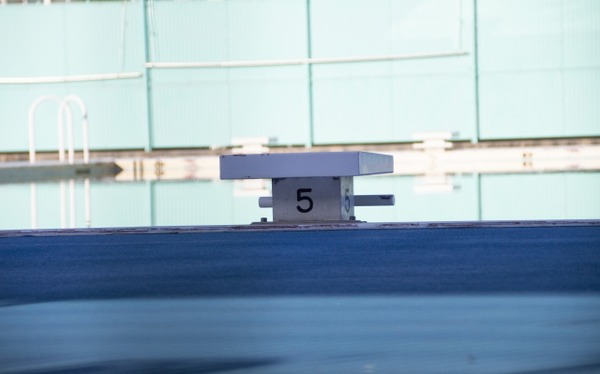 【画像】JKさん、クッソ汚いプールをスク水で掃除させられるwww