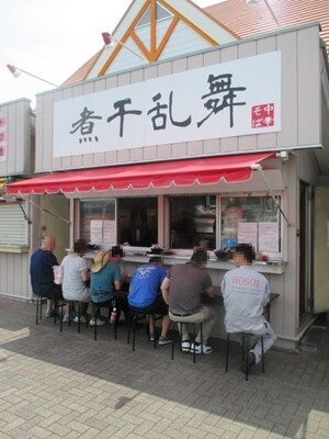 飲食店「食事中にスマホいじるやつマナー悪いし迷惑だから帰ってください。」←何故かネトウヨがブチ切れ