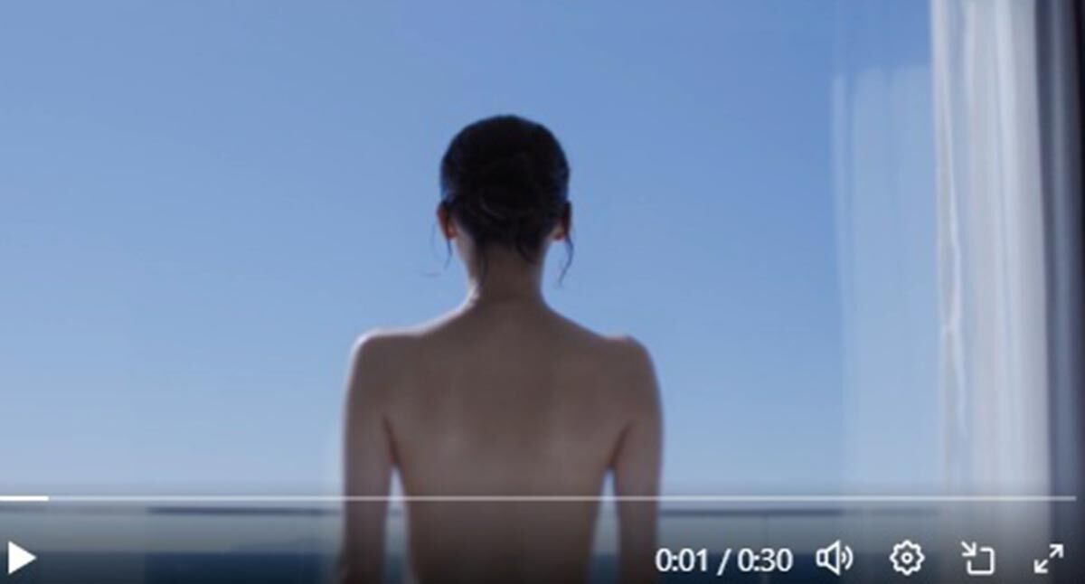 綾瀬はるか“上半身裸CM”に「なぜ脱がせた?」ユニクロに聞いた…批判にも「さまざまなご意見があることは認識」