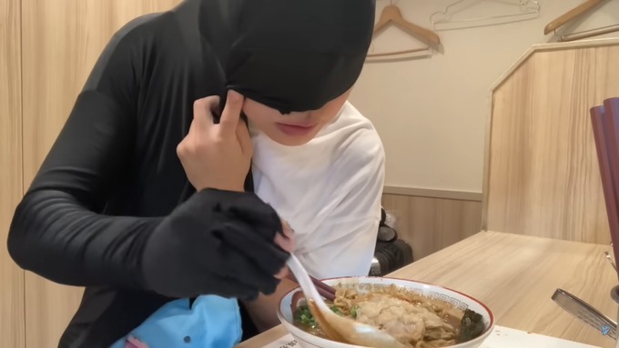 身バレを恐れすぎたYouTuber、とんでもないラーメンの食べ方を披露する