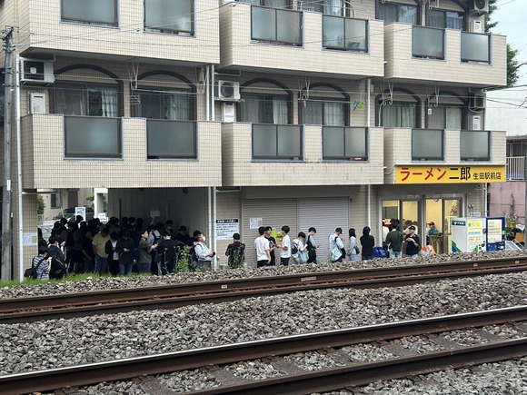 【画像】マンション１階にラーメン二郎が出来た結果www