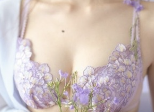 【画像】毛利蘭(16)←16歳とは思えない巨乳www