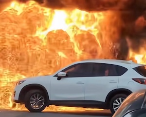【動画】マツダCX-5乗り、トラックの炎上事故から避難しようとして焼けてしまう。