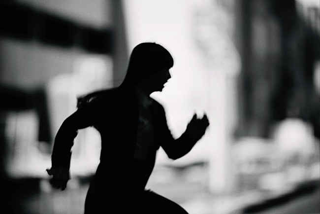 【悲報】ぼやけ画質で顔出ししたAdoさん、AIによってあっさり鮮明可されてしまうwww