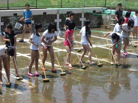 【画像】女子小学生「みんなでプールのお掃除したよ」←なぜか10万いいね