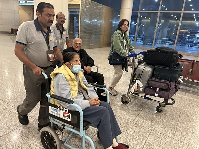 【動画】空港に現れた大量のインド人、歩けるのに全員「車椅子」で優先搭乗しようとして大炎上www