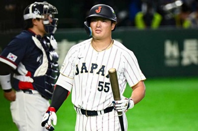 【画像】村神様、天皇陛下が挨拶してるときに腕組みしてガチで炎上www