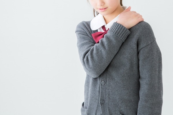 【動画】肩凝りに悩むJK3が完全にお前ら好みwww