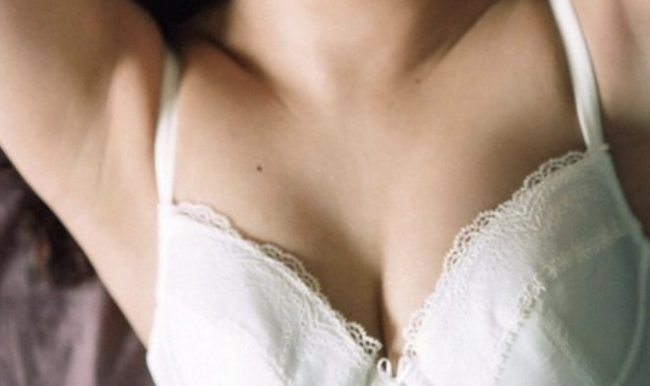 【画像】現役アイドルさん、シャツの上からお乳がwww