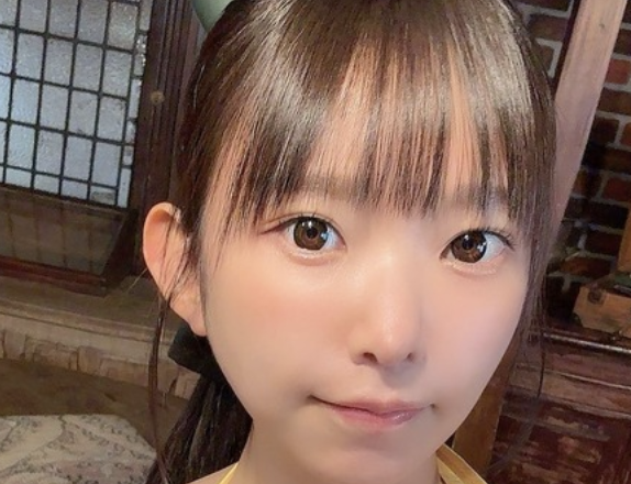 【画像】26歳とは思えないデカ乳ロリコン女子、乳がデカい