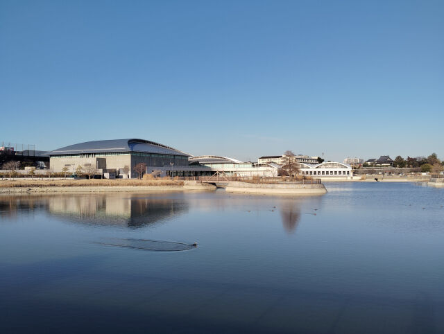 「人が丸焦げになっている」公園の池の近くで高齢男性が燃えたか