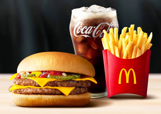 飲酒運転女「もしもし警察ですか？マクドナルドのドライブスルーで出禁て言われた」警察「こいつ酒飲んでるやんけ！」