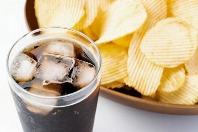 【朗報】医者「風邪をひいたときはコーラとポテチが効くぞ」ピザ男「ようやく日本は世界に追い付いた！」