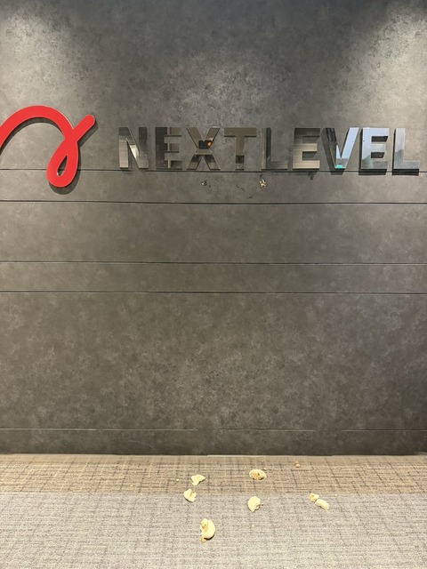 【画像】新幹線で「豚まん」注意された実業家、会社に豚まん投げつけられる