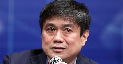 政府「伊藤譲一！エプスタイン島に付いて正直に話せ」伊藤穰一「す…」政府「ん？」伊藤穰一「辞めます!」