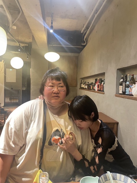 【画像】あのちゃん、乳を揉みしだくwww