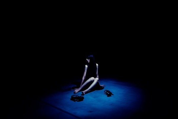 【愕然】女さん「裸の女性が路肩で泣いてた…彼氏に置き去りにされたらしい…」⇒！