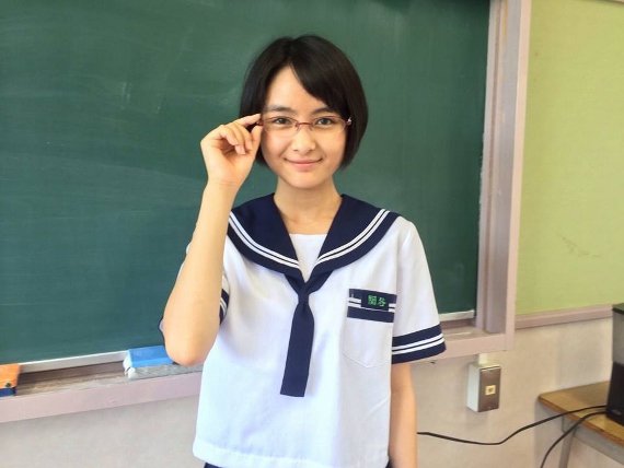 同僚の女「（俺）くんの初恋って誰？」俺「中学の時にメガネの子がいてさ…」同僚「…もしかしてその子って転校した？」俺「そうだよ」　→　運命的な展開に・・・