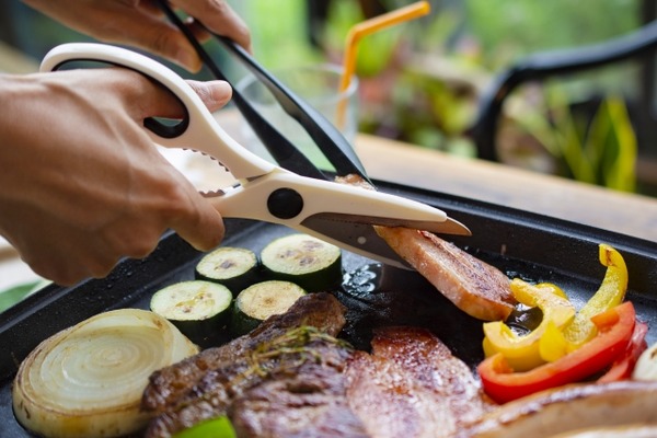 【呆然】底辺家族「焼肉おいしいね！！！（肉をハサミでﾁｮｷﾁｮｷ）」ワイ「うわぁ…」→結果･･･！