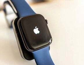 寝るときにスマートウォッチつけてるヤツw