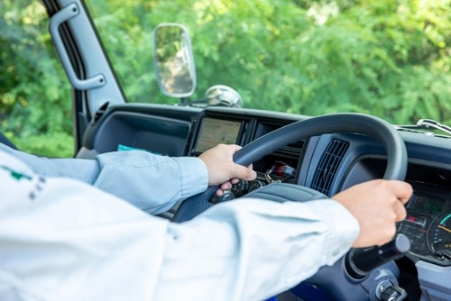 トラック運転手、ワンミスで人生終わる模様