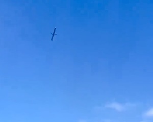 【戦争】何発もの巡航ミサイルが頭上スレスレを飛び越えていく映像。