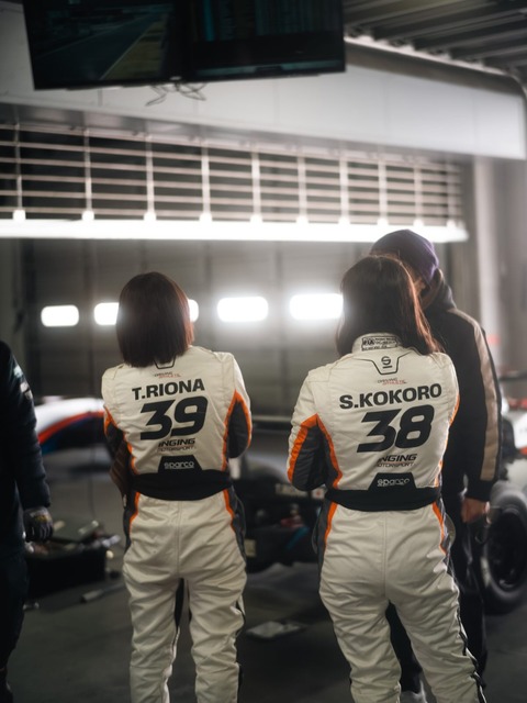 【画像】女性レーシングドライバーさん(19)の鍛え抜かれたレーシングスーツごしお尻がこちら