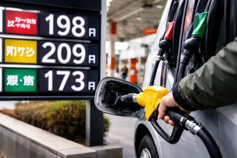 【悲報】え、待って！？レギュラー満タン8000円って何だよこれ…