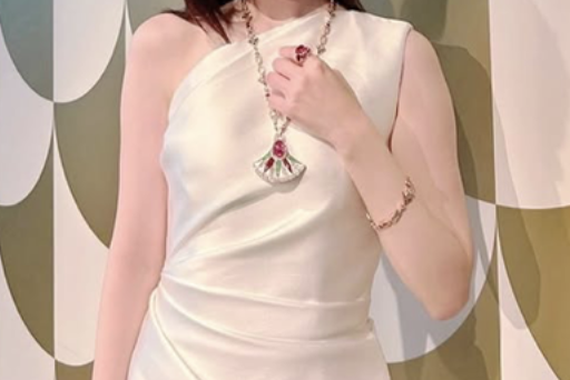 【画像】最新の福原遥（27）さん、色白ボディがシコすぎる