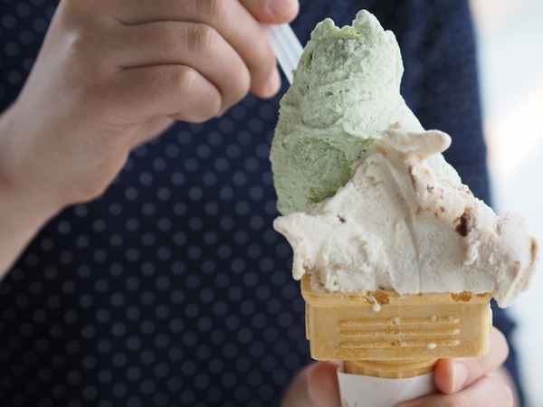 【画像】コンビニ店員女「弱男はいつもこのアイスを買っていくｗ」ﾊﾟｼｬ！www