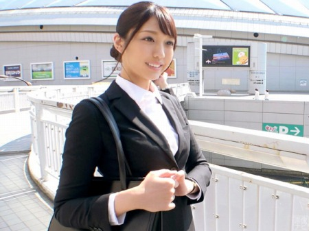 【画像】エッロいスーツ着てる新入社員の女の子