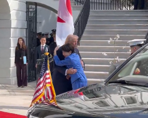 【日米首脳会談】到着シーンで握手を飛ばしていきなりハグ 仲の良さが伝わる一幕