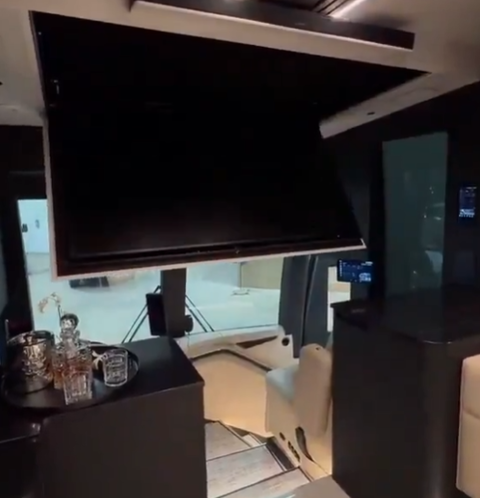 【動画】究極のキャンピングカー、もはや動く家www