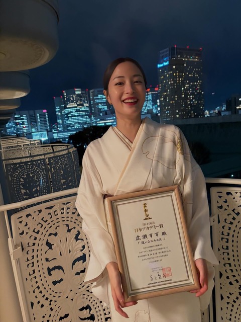 【画像】広瀬すずさん、盾にお胸を乗せるwww