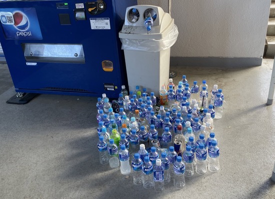 【画像】日本人の気色悪さ、たった一枚の画像に凝縮されてしまう…