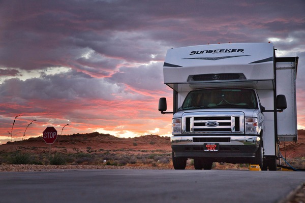 【悲報】女の子「車のトイレ使わせて」 ワイ「どうぞ (まぁ一人くらいええか)」←これが間違いだったｗｗｗ