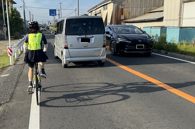 車が自転車を追い抜く時の『新しいルール』、ガチで理不尽すぎて免許返納者が続出へwww