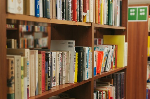 【悲報】図書館で女子中学生のお●ぱいが触りたくなった男、30分も揉んでしまう