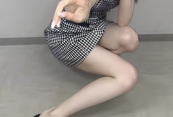 未成年アイドル、椅子がスケスケでパンツが見えてしまう