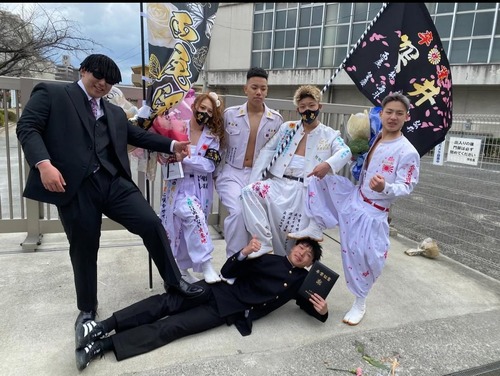 【画像】大阪の中学校の卒業式、ヤバすぎて草www