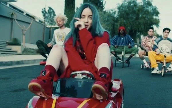 【画像あり】ビリーアイリッシュの胸、限界突破www