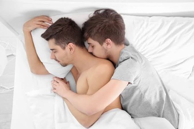 【悲報】女さん「え？男って男友達と一緒のベッドで寝るの無理なん？」