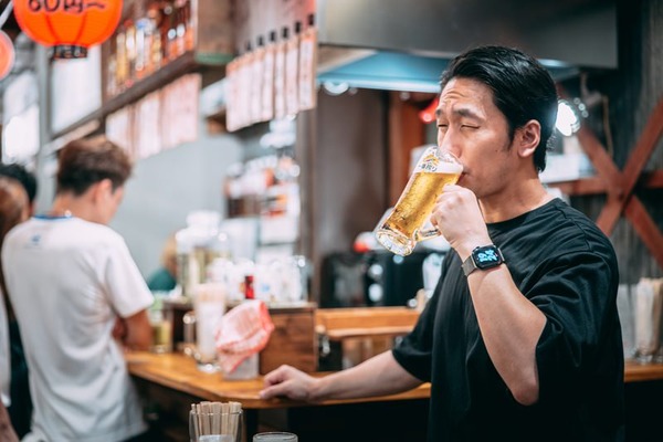 【悲報】酒だけ飲んで飯食わない人、『こういう見た目』になる⇒！