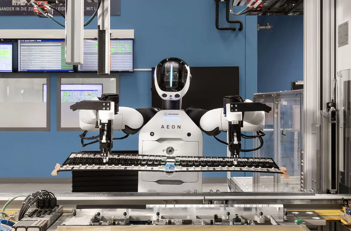 まさかこれほど早く実現するとは・・・。BMWが人型ロボットをドイツ工場に導入。「フィジカルAI」が変える次世代のクルマ作りの現場とは